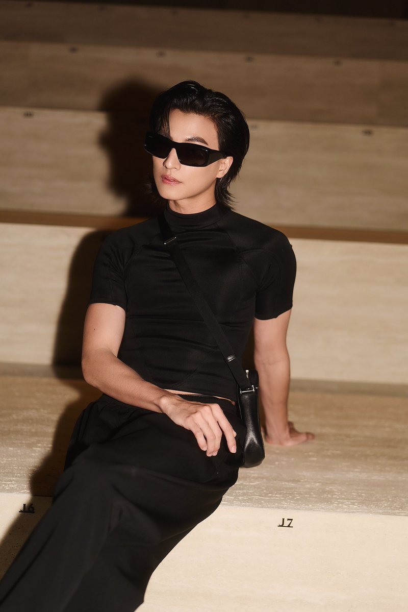 หล่อมากก! กลัฟ–คณาวุฒิ Gucci Brand Ambassador เข้าชมแฟชั่นโชว์ Gucci PRIMAVERA หรือ Gucci Fall-Winter 2026 ในโททัลลุคสีดำจากคอลเล็กชั่น Generation Gucci พร้อมกระเป๋าแถบ Web และรองเท้า Horsebit 

#FiercelivebyJijie #Gucci #GucciPrimavera 
#GULFxGucciMFW26 #GuccixGulf #Gulfkanawut