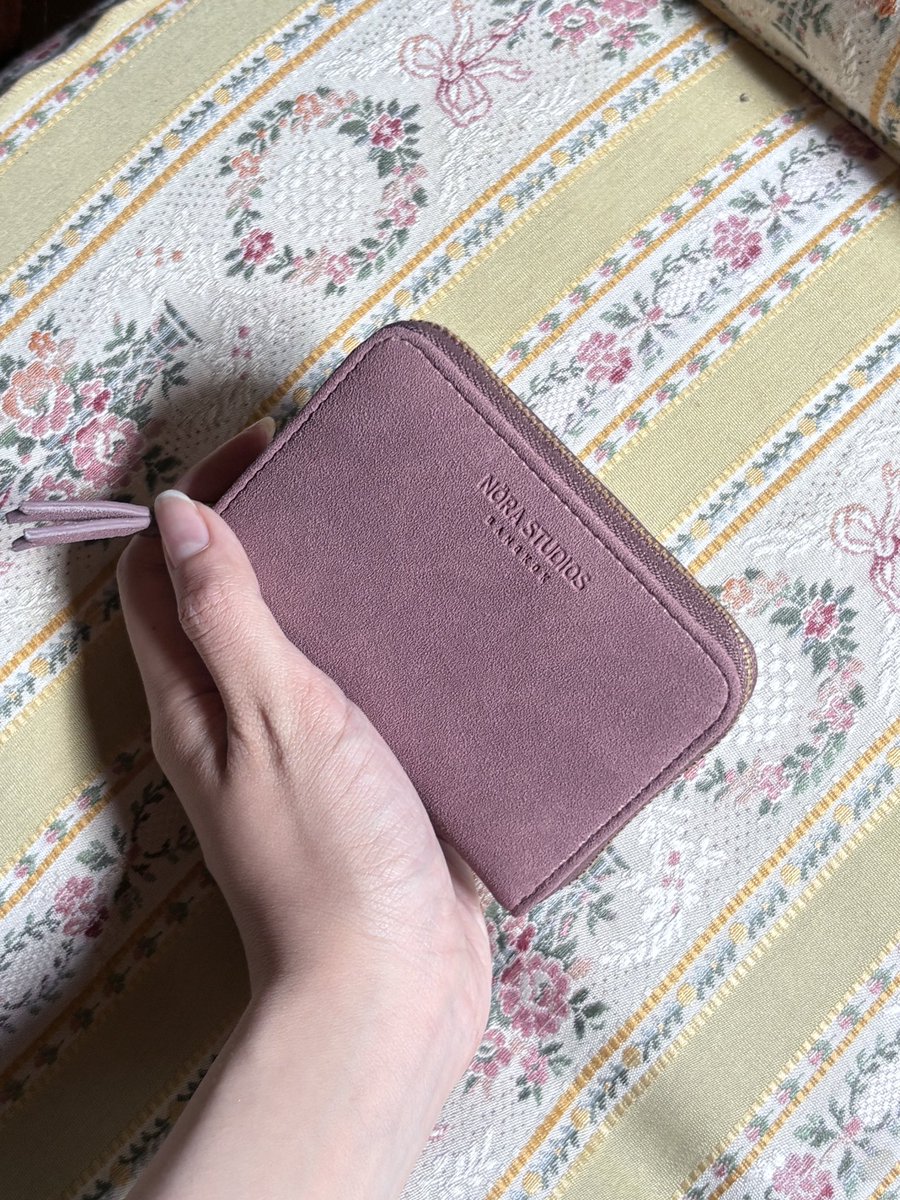 buddiieu's tweet photo. ช่วงนี้อินโทน Dusty Rose มากกก และกระเป๋าสตางค์อันนี้คือสีที่ถูกต้อง! ด้านนอกเป็นหนังกลับ Handcraftedทั้งใบอีกด้วย น่ารักสุดๆ พกพาง่าย เป็นของแบรนด์Nora Studios ☁️👛 𓎩 ₊˚ ⋅ https://t.co/DSnfwa82UO