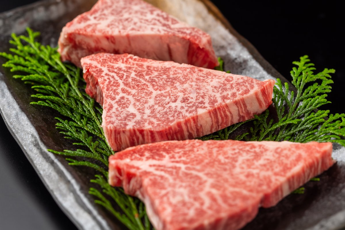 hot_kochi's tweet photo. 🔴精肉店直営の焼肉店で、土佐黒牛を味わう

「上質なお肉をもっと気軽に」をコンセプトに
産地、品質、部位など細部にまでこだわった肉を提供している
精肉店直営の焼肉店「焼肉 寛十郎」。
一階の掘りごたつ席のほか、完全個室も完備しており、高知市内で唯一提供している「四万十牛」など希少な牛もラインナップ！
#土佐黒牛 #焼肉寛十郎
https://t.co/CmfmqYvYFN