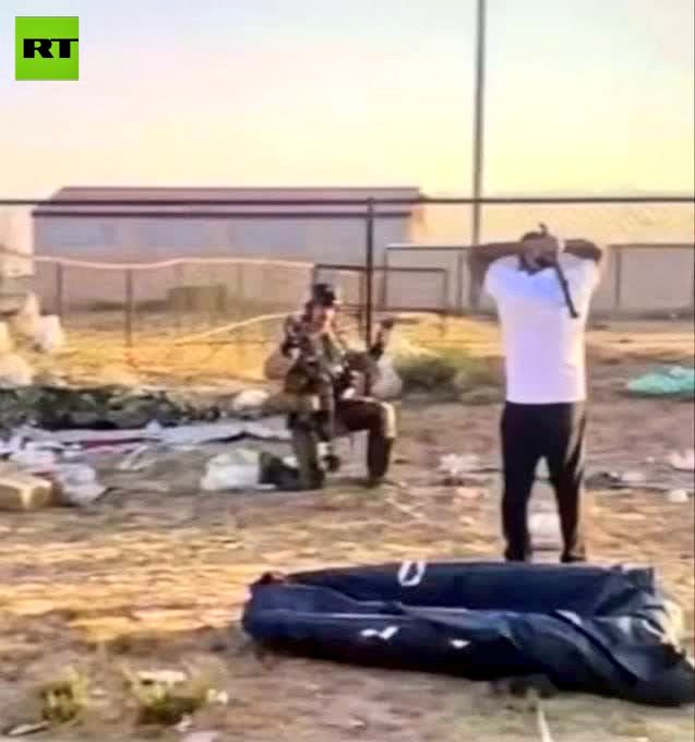 Kemalsaglamart1's tweet image. 🔴 Tarihin En İkonik Fotoğraf Karesi❗️

Düşen Amerikan F-15'in pilotunu sopayla karşılayan öfkeli Kuveyt vatandaşı... 🔥

Bu görüntü, emperyalizmin çöküşünü simgeliyor❗️ ❌️🇺🇸💀

#Iran #IranWar #Monday #Kuwait