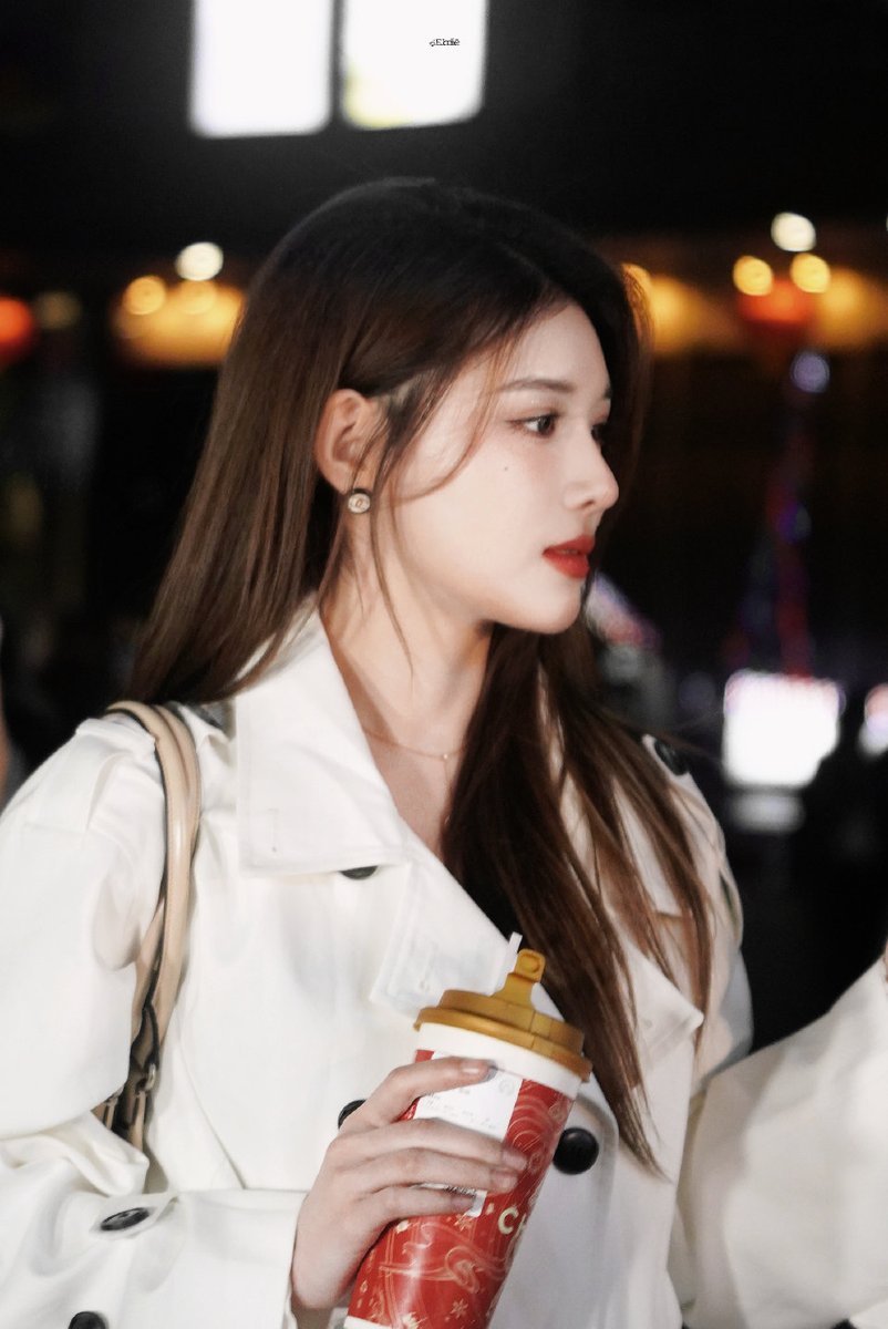 เบ้าหน้าฟ้าประทานคนสวยในใจหม่าม้า 
Cr.安哲不准没灵魂