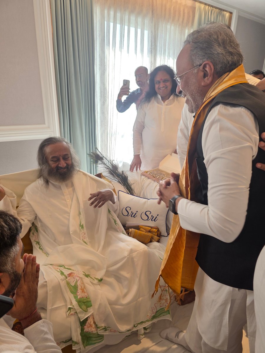 अहमदाबाद में आर्ट ऑफ लिविंग के प्रणेता एवं विश्वप्रसिद्ध विचारक श्री श्री रविशंकर जी से सौजन्य भेंट करने का सौभाग्य प्राप्त हुआ। 

इस अवसर पर उनके आशीर्वाद प्राप्त किए तथा जीवन मूल्यों, समाज सेवा और राष्ट्र निर्माण जैसे महत्वपूर्ण विषयों पर मार्गदर्शन भी मिला। 🙏

<a href="/Gurudev/">Gurudev Sri Sri Ravi Shankar</a>