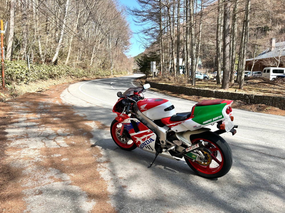 police_nagano's tweet photo. 早くも #バイクシーズン が到来？
里山の峠道に雪はありませんが、道路には塩カルや小砂が浮いています。体もバイクになれていないので、スピードを控え転倒には注意しましょう。
50歳を超えるとレプリカのセパハンがつらい！（県警広報官）
#オートバイ #2スト #長野県警察 #峠 #バッテリー #空気圧 https://t.co/2NggNv9vSu