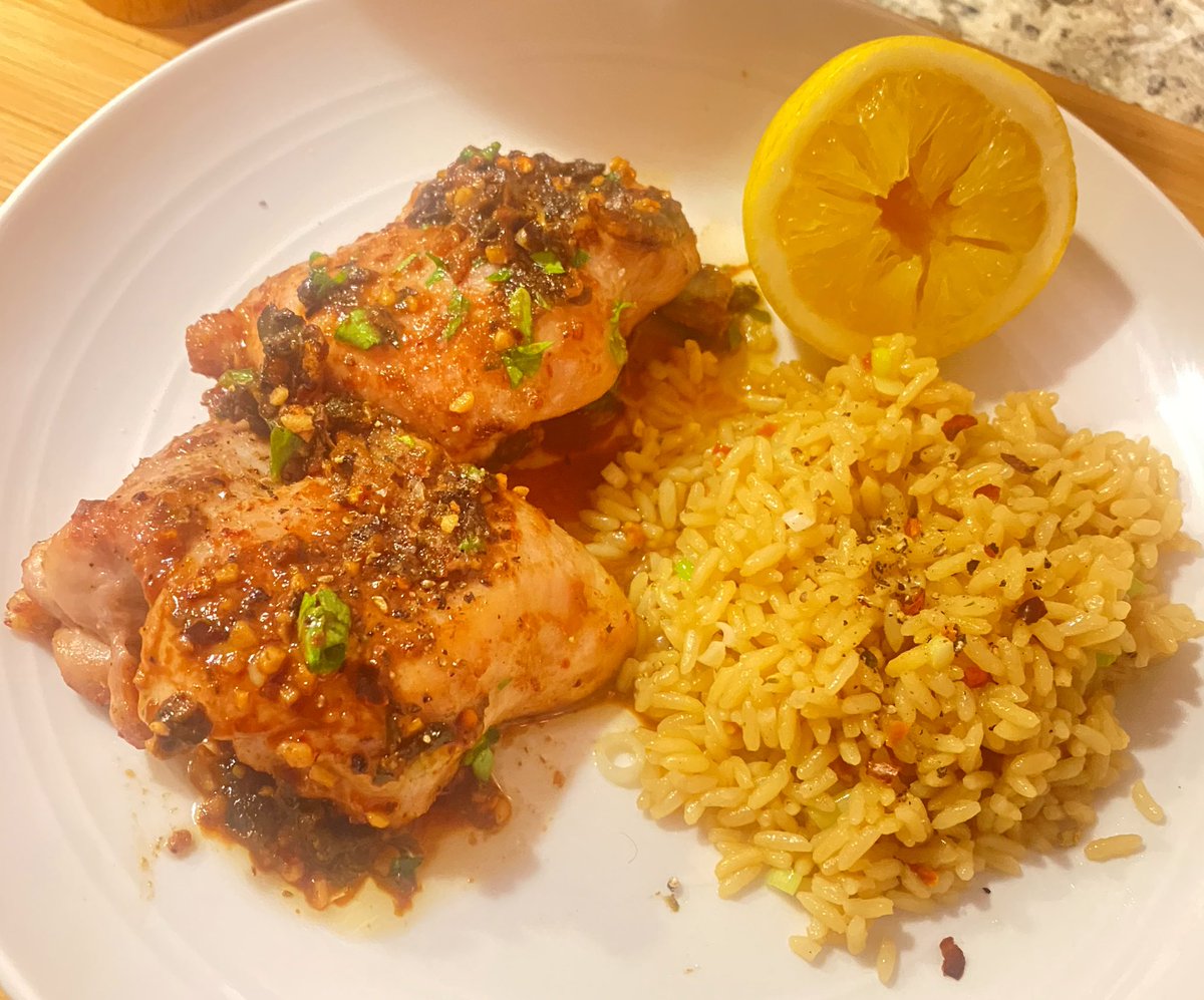 Simon_SoupPro's tweet photo. Winner, Winner #HomeMade Sunday Chicken Dinner! 🤗 I saw this recipe &amp; needed to try it 🍗🍋🧄🌶️ 🌿This garlicky chicken with lemon - anchovies sauce is just outstanding 😎 The anchovies are key &amp; just melt away in the sauce! #HomeCook #Foodie #FoodBlogger #SundayCooking #Cook https://t.co/RfMrZKqwP0