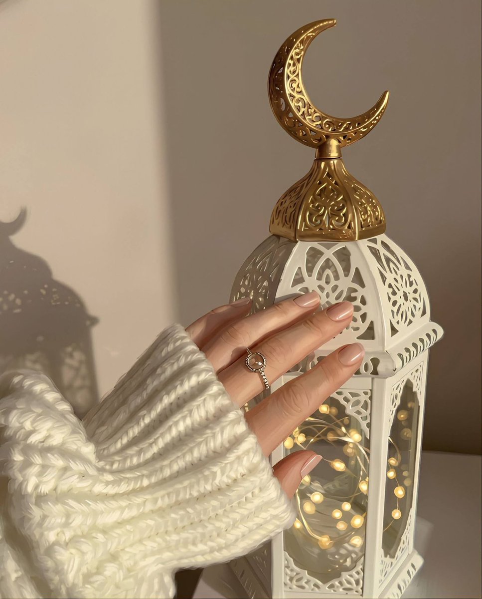 واليوم أَرفع إِليك قلبي قبل كفي ، أَنا التي تناثرت
منها أُمنياتها ، فـ حاوط هذا القلب بسور رحمتك
يا الله ..
يا رب جبراً أَنت وليُّه بعظيم لطفك ورحمتك💛

#صباح_الخير