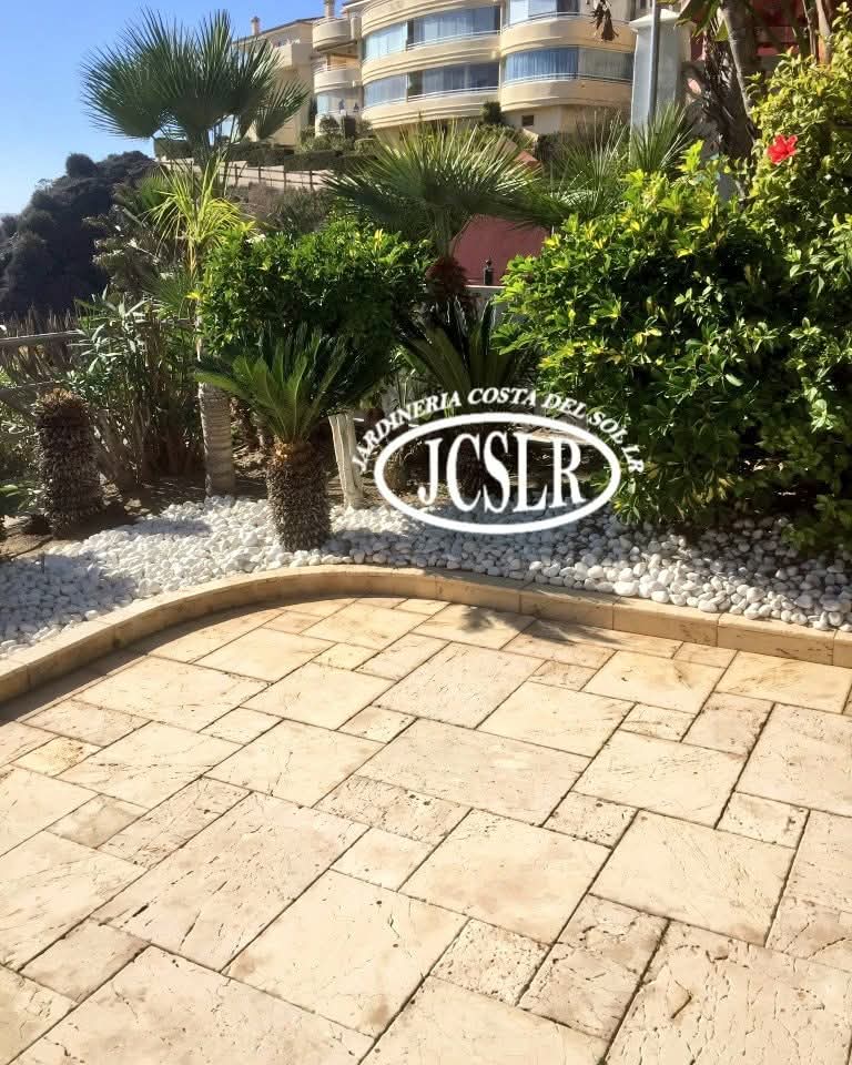 Rellenamos sobre el sustrato de nuestras plantas, realzando los colores y protegiendo las raíces de las temperaturas.
We fill in the substrate of our plants, enhancing the colours and protecting the roots from temperatures. #jardineriacostadelsol