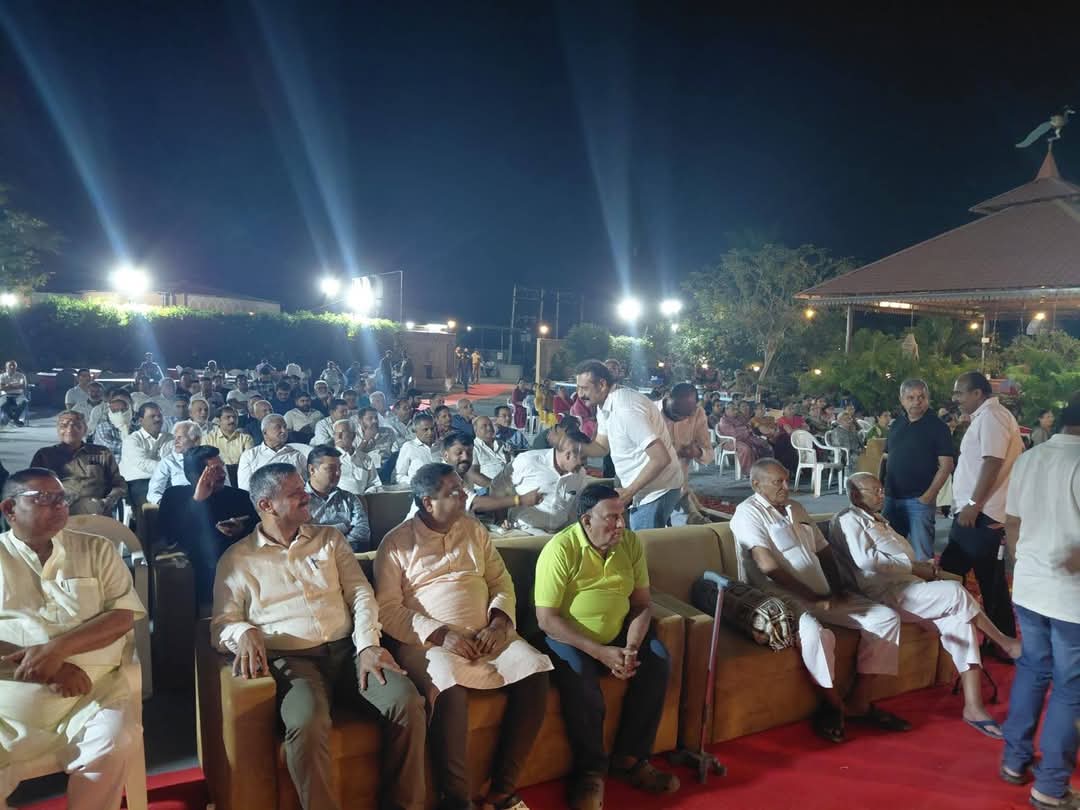 ગઈ કાલે લાઠી નજીક વજુભાઈ પટેલ ના ફાર્મ હાઉસ ( દાદા ની વાડી ) ખાતે પૂજ્ય શ્રી લાલદાસ બાપુ ગધેથડ ના દર્શન કરવાનો અને એમની અમૃતવાણી શ્રવણ કરવાનો અવસર મળ્યો.

જય વેદ માતા ગાયત્રી 🙏