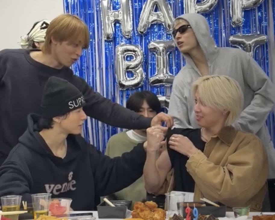 みんなでれんくんをお触りしていてとてもよかったしこの上目遣いでされるがままなのかわいすぎてなに