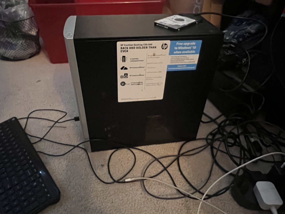 simulanze's tweet photo. Shoving my SSD into this old HP desktop! https://t.co/D95tITQiQi