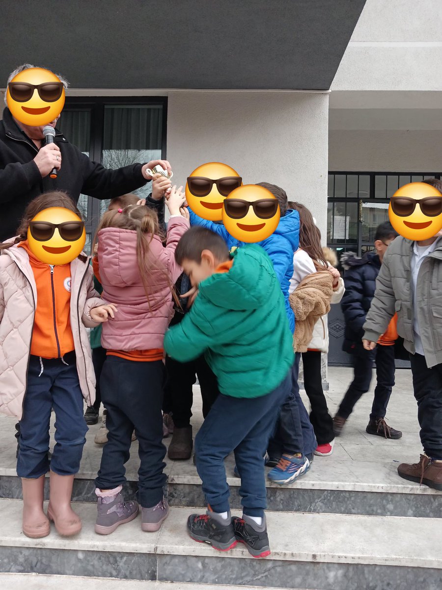 Okulumuzda "Akran zorbalığı ile Mücadele  "kapsamında her hafta düzenlenen temiz sınıf erdemli yetkin öğrenci yarışmasının öğlenciler birincisi 1/E sınıfı sabahçıların 1.si ise 3/C sınıfı  oldu.Her iki sınıfı, ögrencileri ve öğretmenlerini alkışlıyoruz