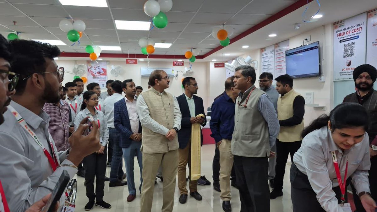 UIDAIRanchi's tweet photo. CEO, UIDAI Shri Bhuvnesh Kumar, along with DDG and Directors of UIDAI RO Ranchi &amp; West Bengal, visited the Aadhaar Seva Kendra (ASK) Asansol. The team reviewed the service delivery and interacted with officials to ensure seamless and citizen-centric Aadhaar services for residents https://t.co/X9Rs6YcnFJ