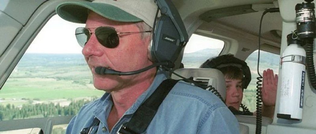 GlenGilmore's tweet image. Congrats 🌟 Harrison Ford on his lifetime achievement award at #ActorAwards.

In 2001, a 13-year-old Boy Scout lost overnight in Yellowstone flashed sunlight from his belt buckle at a passing plane.

The pilot who spotted it? #HarrisonFord.

Han Solo. No script.