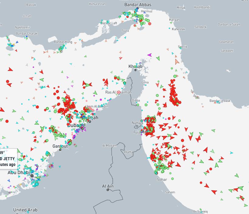 ホルムズ海峡の両側で大分タンカーが溜まってきた・・・
※赤い○が停泊中タンカー 矢印は航行中 