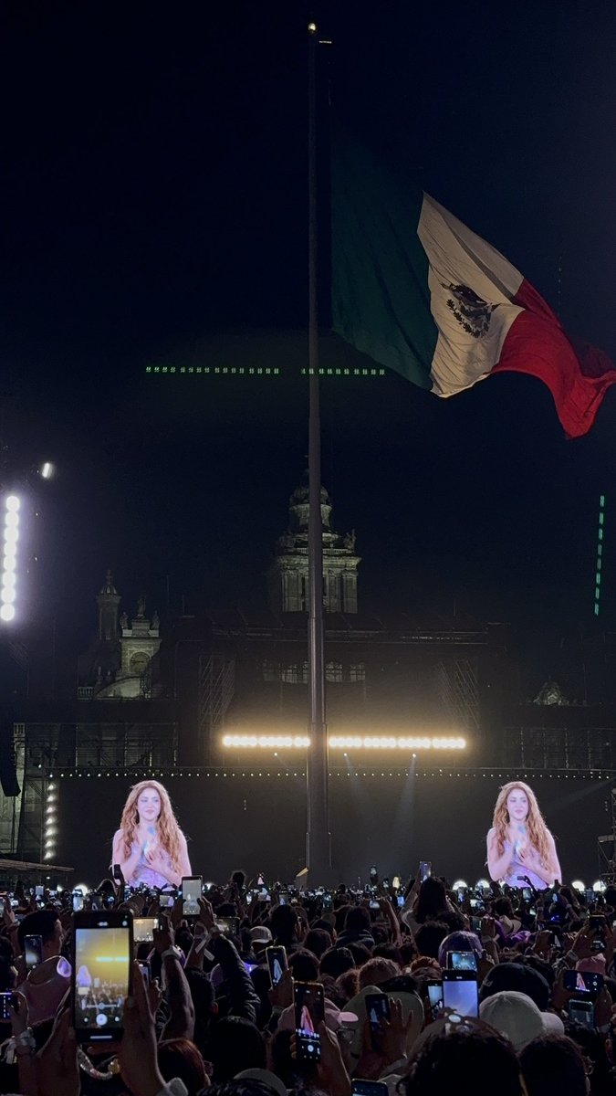PakoPina's tweet photo. Que noche tan espectacular 🇲🇽 #ShakiraEnElZocalo #shakira #CDMX https://t.co/r8RhF8H9SJ
