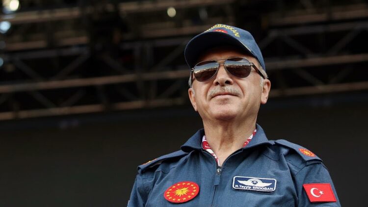 mustafacopur's tweet photo. Bugün tepemizden füzeler geçmiyorsa, başımızı yastığa huzurla koyabiliyorsak; bu senin sayende 🙌🏻 Sayın Cumhurbaşkanım @RTErdogan
Rabbim yokluğunu göstermesin 🇹🇷
#KuereselLiderErdoğan
#mustafaçopur #perpa #gürünkuaför #Iran #savas #itsaril #abd #SavasaHayır ! #Ortadoğu https://t.co/Duco9ZgGzE