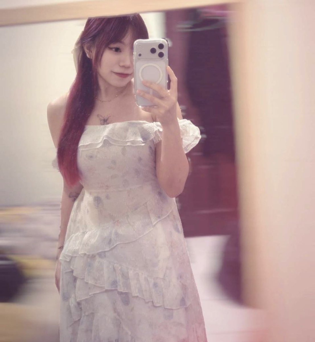 October669900's tweet photo. 最近x上面一直出现@_107c_这个人尤其她的红发特别容易记得，在swipe某交友软件时发现了和她很接近的女生，名字xx什么葶的，不知道是不是她本人呢？希望有人能回答我这个问题，顺便曝光下身材火辣的妹妹🦋 @_107c_ https://t.co/a5U89DeK5s