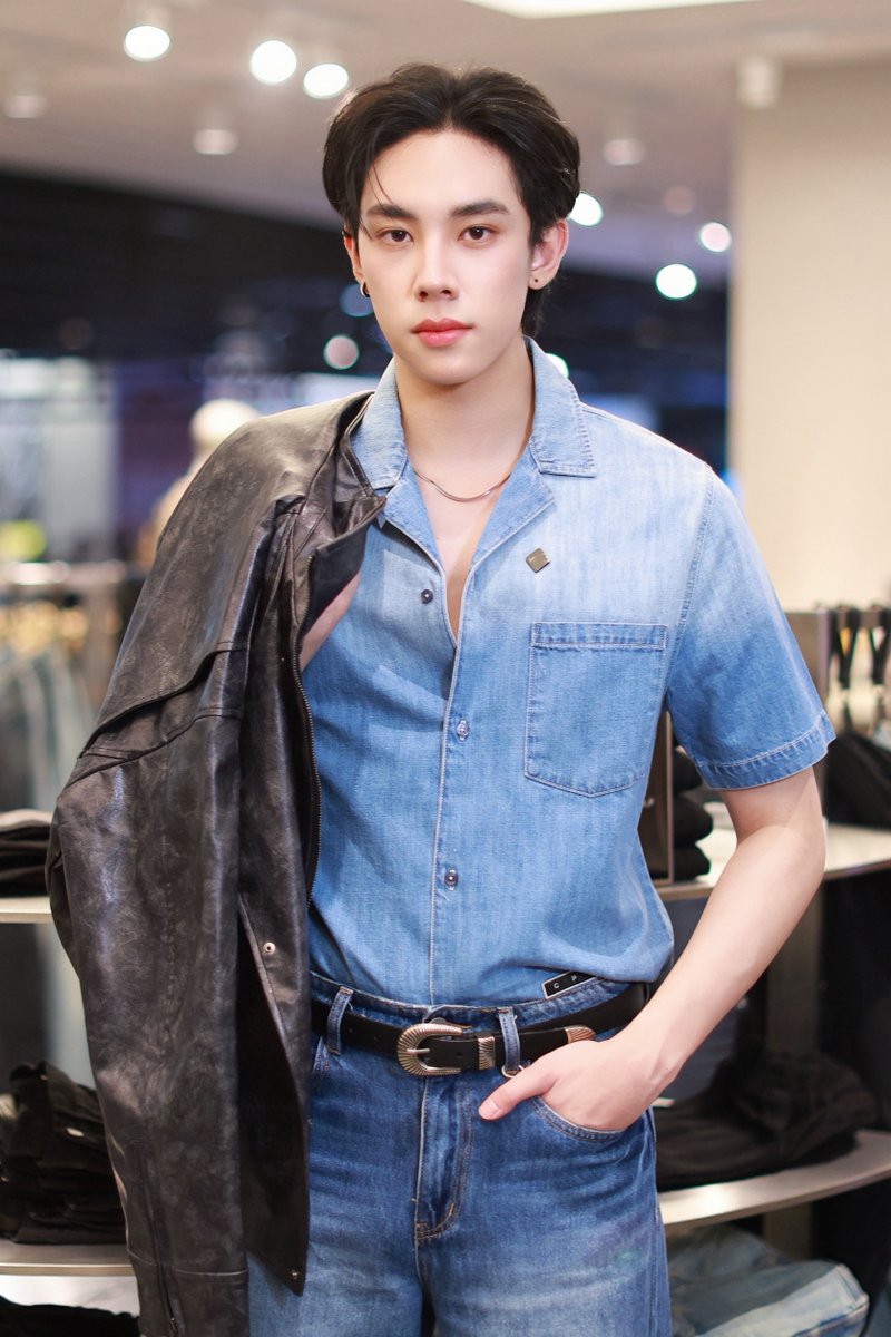Ch7HD's tweet photo. 🎥หล่อเป็นพัก ๆ น่ารักเป็นบางที แต่นิสัยดีตลอด 24 ช.ม. นะครับ😎
.
ตามไปแมตช์ Look Denim style #ดีแลนด์เดโชชัย ได้ในคลิป Vlog Fashion ทาง
✅facebook : https://t.co/wvRwo1ZmCy
✅youtube : https://t.co/ynUBChzUTf
#CPS
#VLOGFASHION
#TSMManagement
#Ch7HD https://t.co/M03Zj9PKvw