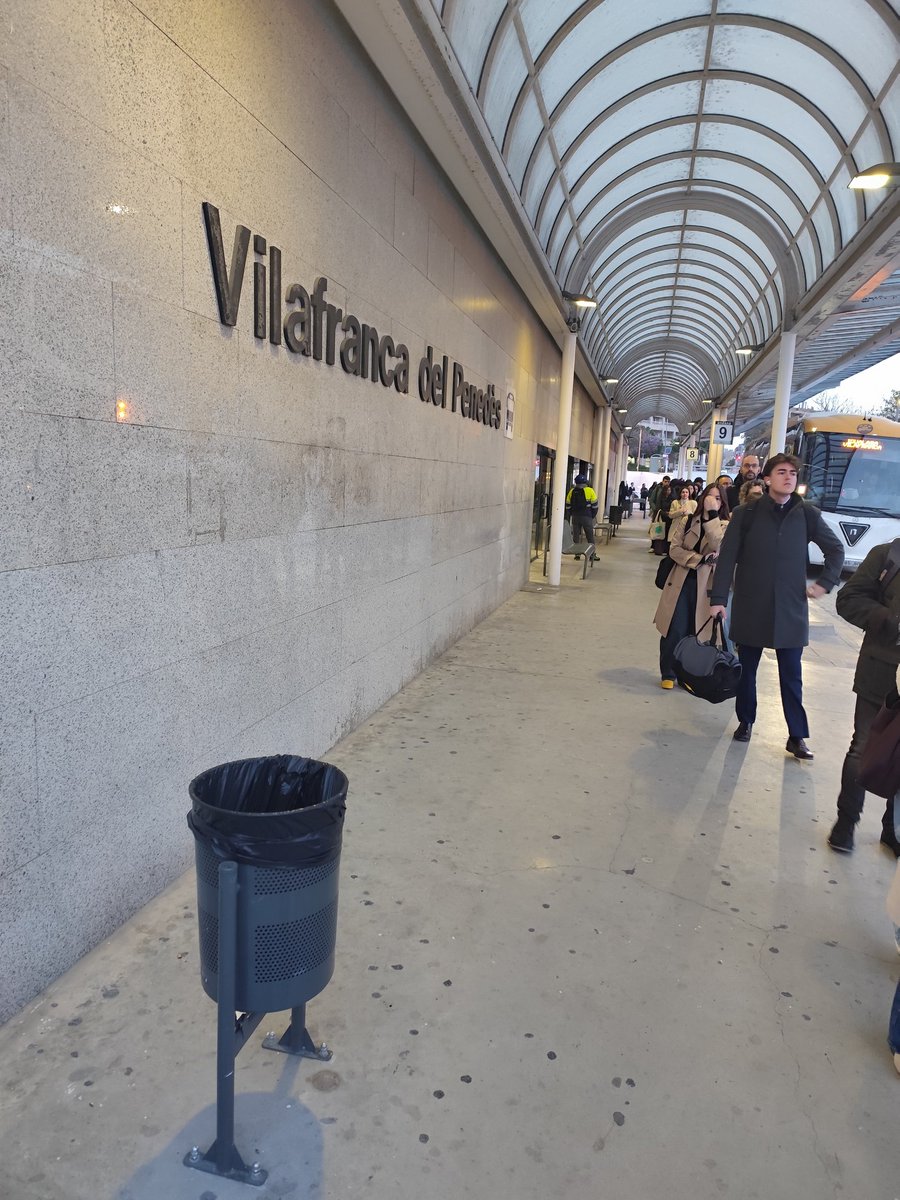 La cua fa volta i mitja a l'estació. 
<a href="/SilviaPaneque/">Sílvia Paneque</a> <a href="/govern/">Govern de Catalunya</a> <a href="/VilafrancaAj/">Ajuntament de Vilafranca del Penedès</a> penseu fer alguna cosa o continueu dormint??? 
Ni Renfe, ni bus... No tenim cap alternativa per anar a TREBALLAR o ESTUDIAR a Barcelona!!! El Penedès marginat! Els usuaris putejats!
I així, cada dia!!!