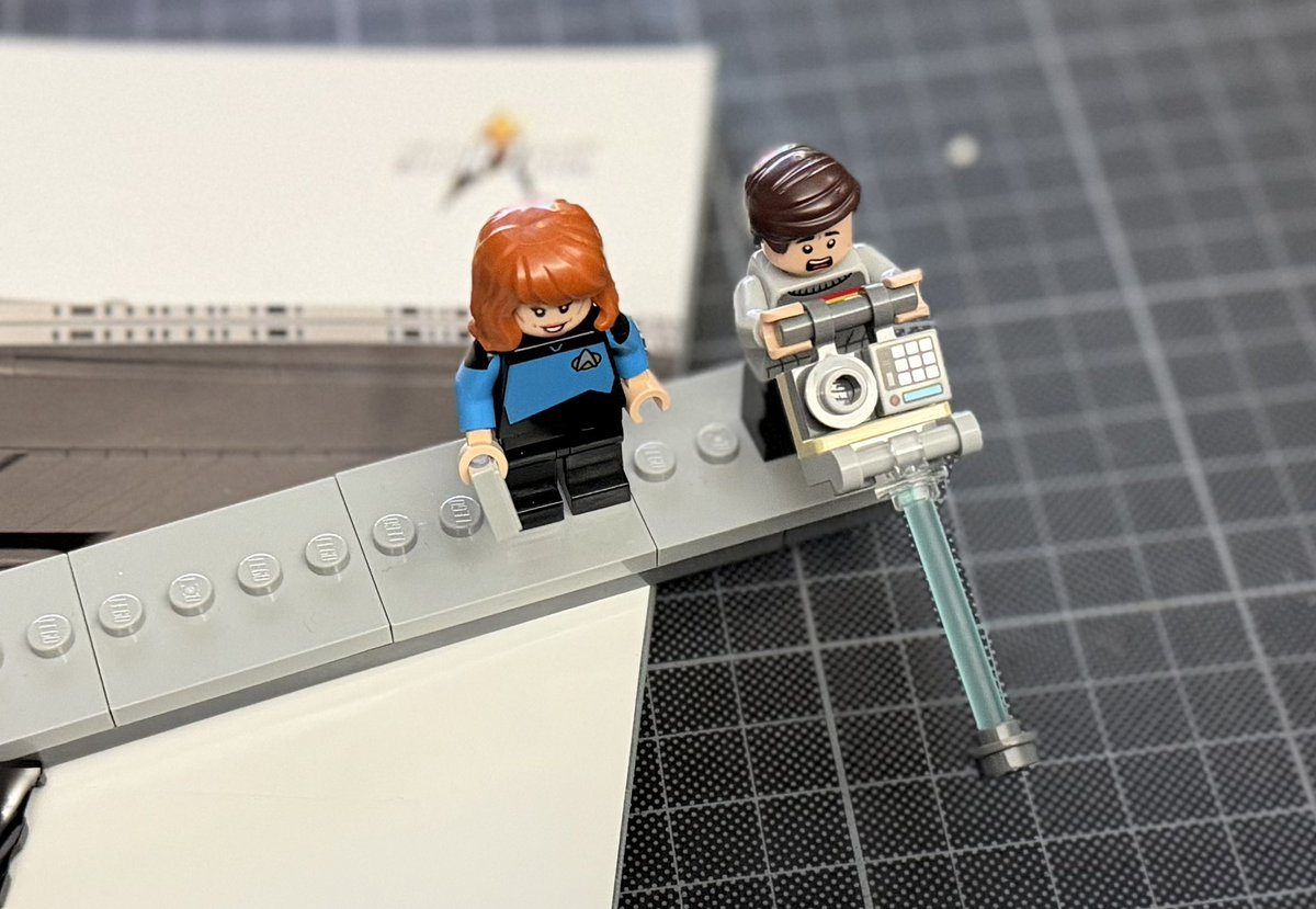 今、起きました。
気がつけばパーツが無くて注文してた #LEGO が届いてたので、中断してた袋④と⑤を組み上げ。

本体の半分と、また半分の途中。
クラッシャー親子が揃いました。

本当に無料でパーツが届くのか。時間かかりますけど。びっくり。
#スタートレック
#エンタープライズ D