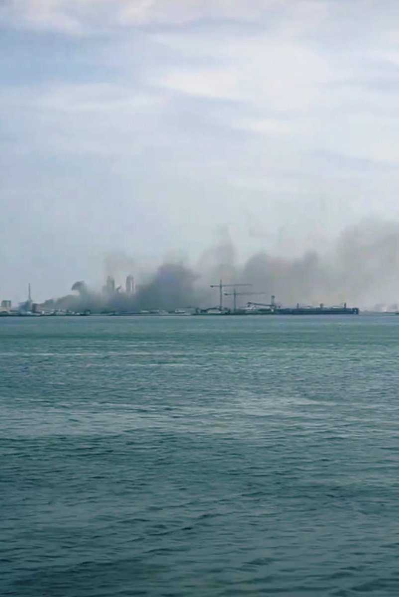 عاجل: تصاعد الدخان لدى قاعدة الأسطول الخامس الأمريكي في البحرين — صور متداولة