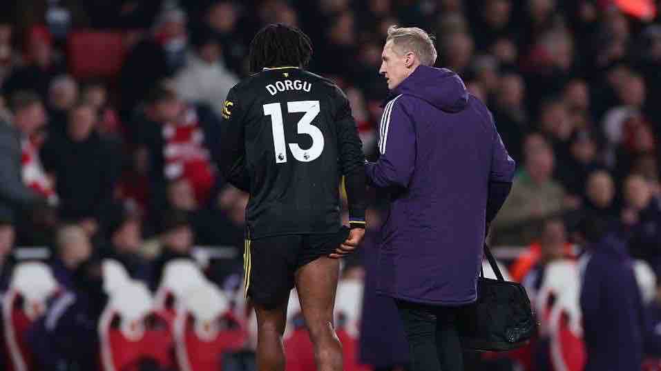 heisfab_'s tweet photo. There’s something happening right now that I genuinely don’t understand. We’re playing just one game a week, sometimes two at most, yet our injury record seems to be getting worse.

Under Amorim, the situation improved a lot. Players like Luke Shaw and Mason Mount became more available and reliable. But now, despite having fewer games, the injuries are becoming more frequent again. Mount has practically disappeared, Shaw looks like he’s heading the same way, and we haven’t even mentioned Martinez.

Before anyone twists this, I’m not putting it on the head coach. This falls more on the medical and conditioning staff. The physio department needs to do better with player conditioning, and recruitment should also prioritise players with stronger injury histories.