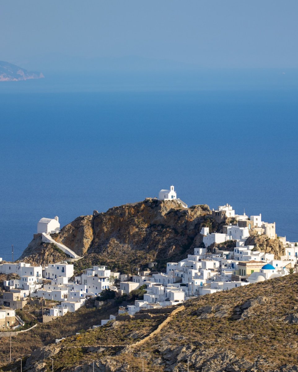 GreekPictures's tweet photo. Perched between rock and sky, #Chora of #Serifos stands like a white crown above the endless blue. 🇬🇷
📷 karakurtakis https://t.co/mxAWFoWh34