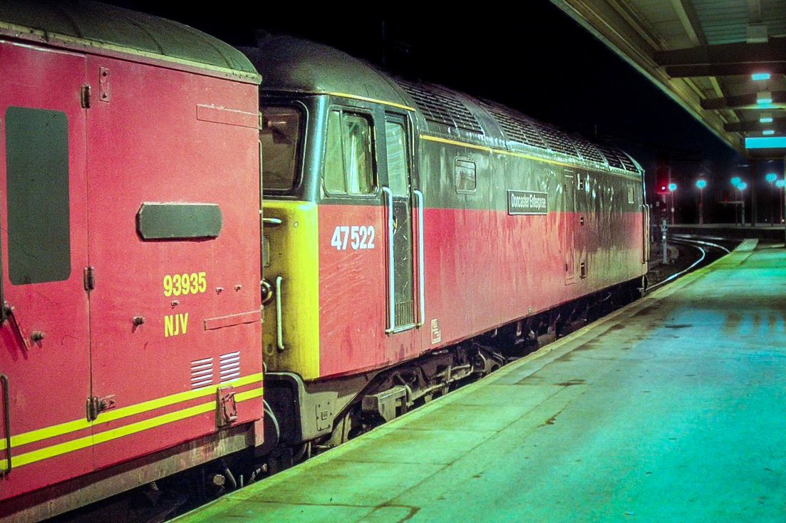 miles_chains's tweet image. 47522 ‘Doncaster Enterprise’ stands at York with a northbound mail train on cold winters evening, many years ago. How times change…
#Class47 #RoyalMail #York #Trainspotting