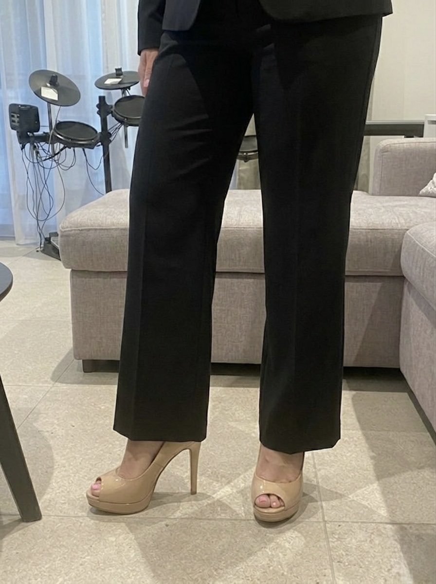 mzshal's tweet photo. GM all ☀️
Today’s combination for today’s meetings 💼✨
Loving how these wide-leg black trousers flow with the nude platform peep-toes confidence and comfy. 😅
What’s your go-to power outfit right now?
#OOTD #WorkStyle #PowerSuit #FashionInspo #MorningVibes https://t.co/aiieyMcqSg