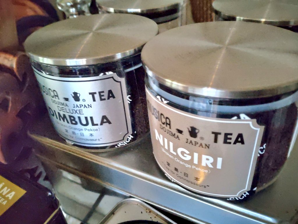 DAISOで買った¥200のガラスキャニスターがカッコよく使いやすくて泣いている。

今はムジカティーの紅茶の茶葉を入れている。パッケージを切り取り張り付けるとめっちゃカッコよくキマる。