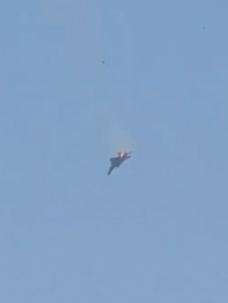 mimar_silivri's tweet photo. ABD'ye ait bir F-15 savaş uçağı Kuveyt üzerinde düştü. Paylaşılan videoda 2 pilotun fırlatma koltuğuyla uçaktan ayrıldığı görülüyor. 
#F15 #iran #ww3 #nowar #nucleer #israil https://t.co/xOFDd8W71m
