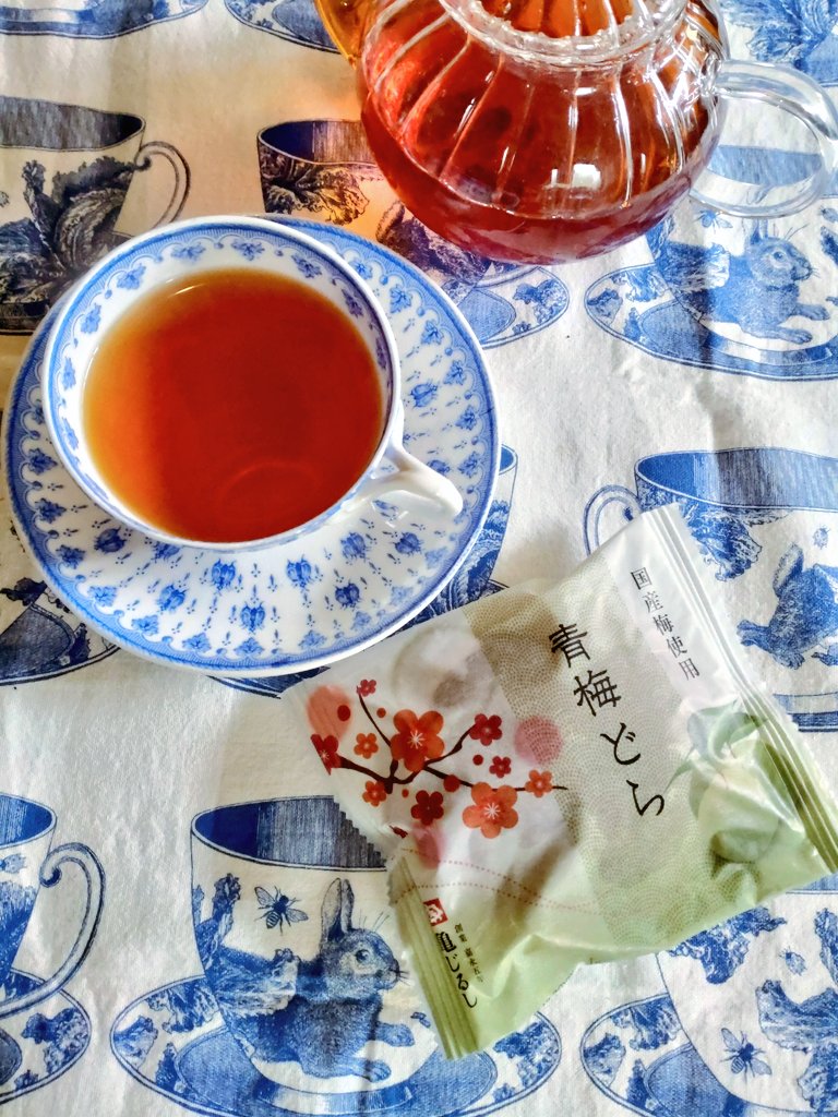 今日の紅茶　ムジカティー　ディンブラ

今日のおやつ　青梅どら　茨城県水戸市の亀じるし製菓　本当の梅が入っている梅あんが爽やかで最後まで美味しい。

茶好連
紅茶のある暮らし
おうちカフェ