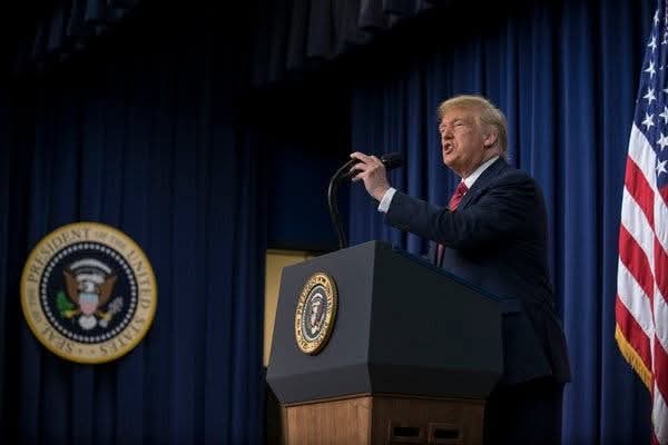 SomGlobalNet's tweet photo. Trump: "Waxaan ugu yeedhayaa dhammaan ciidanka Iiraan in ay hubka dhigaan, haddii kale waxaad la kulmi doontaan dhimasho.. dhamaan shacabka waxaan ugu yeedhayaa in ay talada la wareegaan, geesinnimo muujiya oo qabsada dalkiina, waannu idin garab taagan nahay." https://t.co/yHl1cPxfck