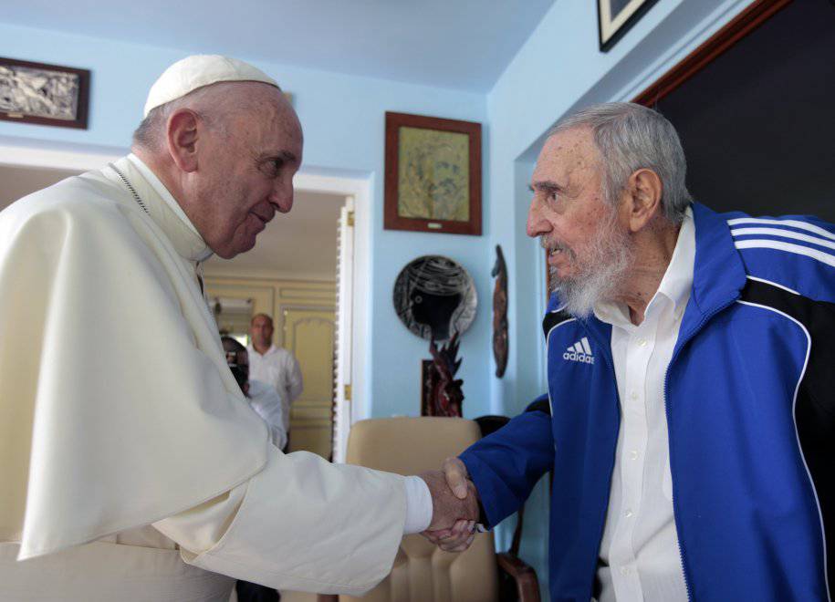 Tornielli's tweet photo. Piccolo promemoria fotografico per i lettori del commento pubblicato oggi sul quotidiano Libero, pieno di indignazione perché Papa Francesco nel 2015 si trattenne a conversare "con il tiranno comunista Fidel Castro" a Cuba... https://t.co/2vaILEU2uk