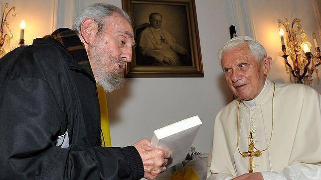 Tornielli's tweet photo. Piccolo promemoria fotografico per i lettori del commento pubblicato oggi sul quotidiano Libero, pieno di indignazione perché Papa Francesco nel 2015 si trattenne a conversare "con il tiranno comunista Fidel Castro" a Cuba... https://t.co/2vaILEU2uk