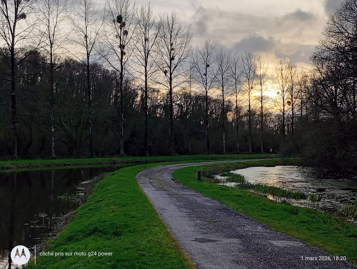 ThiChaplain's tweet photo. Hier sur le #canal entre #Motreff et #Carhaix. Pas grand monde car y avait un #vent glacial. #Finistère https://t.co/xSOujh5dkT