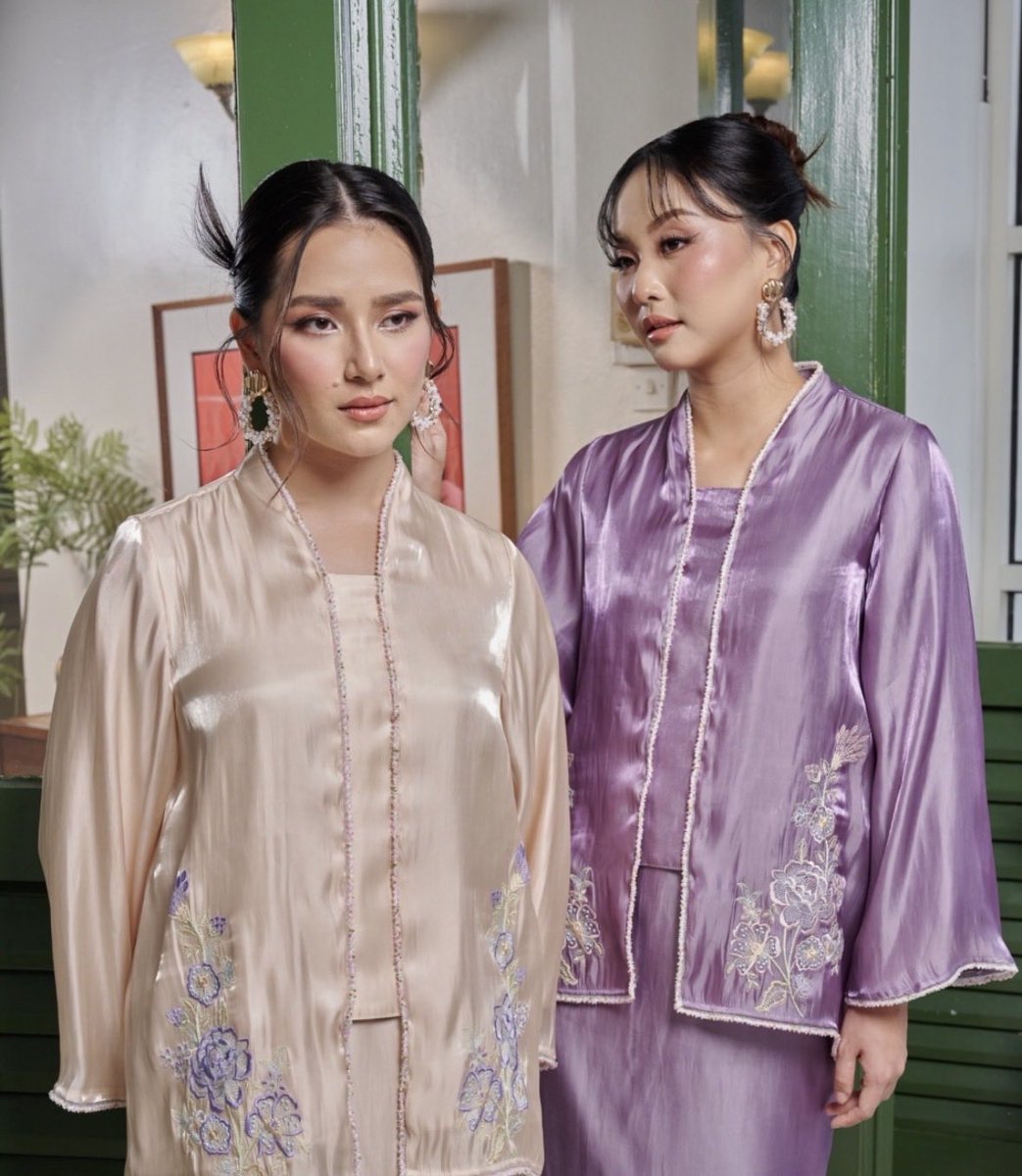Another prettiest baju raya i’ve seen!! The floral details, the shimmering, the embroidery, the printed design soo sooo cantikkkk!!! 😮‍💨🌸💗