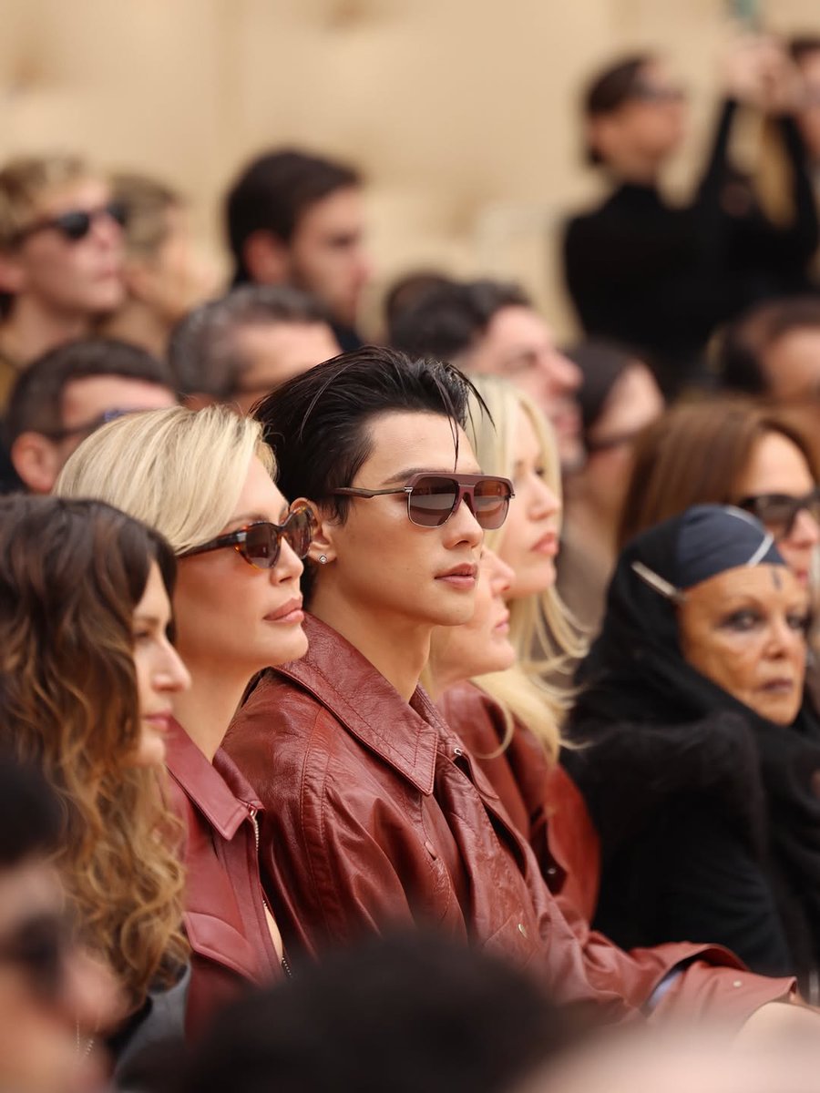 ท่ามกลางผู้คนมากมาย หนุ่มพะเยาคนนี้หล่อกระโดดเตะตาชั้นมาก