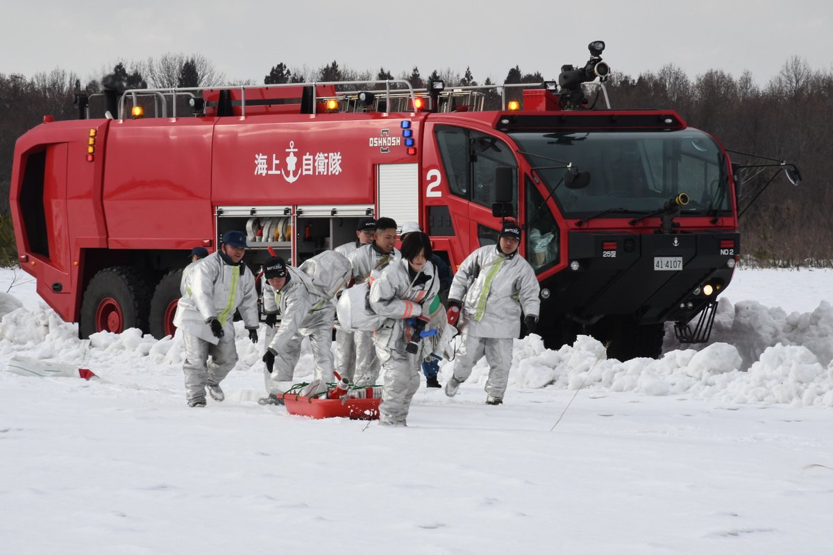 JMSDF_21aw's tweet photo. 【冬季雪中救難消火訓練】
２月１７日（火）外気温が氷点下の中、冬季における救難消火訓練を行いました。毎年、雪の多い時期に実施しているもので、足場の悪い中での訓練です。

#海自 #２５空 #訓練 #冬 https://t.co/5NdEnrUqwS