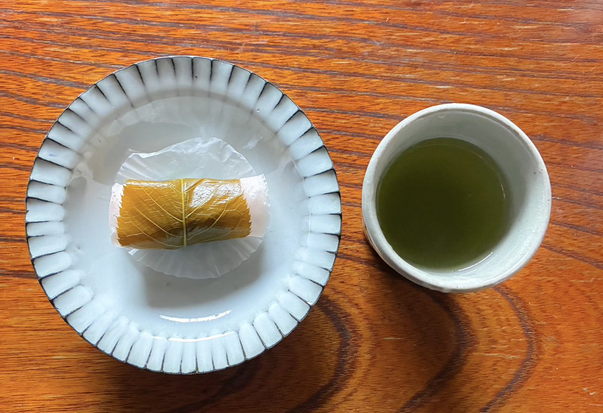 3時のおやつも食べてしまう。桜餅、最後絶対桜の葉の香りを嗅いでしまう。