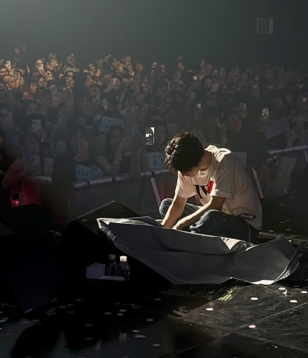 tbvhanbin's tweet photo. “in the midst of the crowd, i only see you.” https://t.co/YhhHmc4Nph