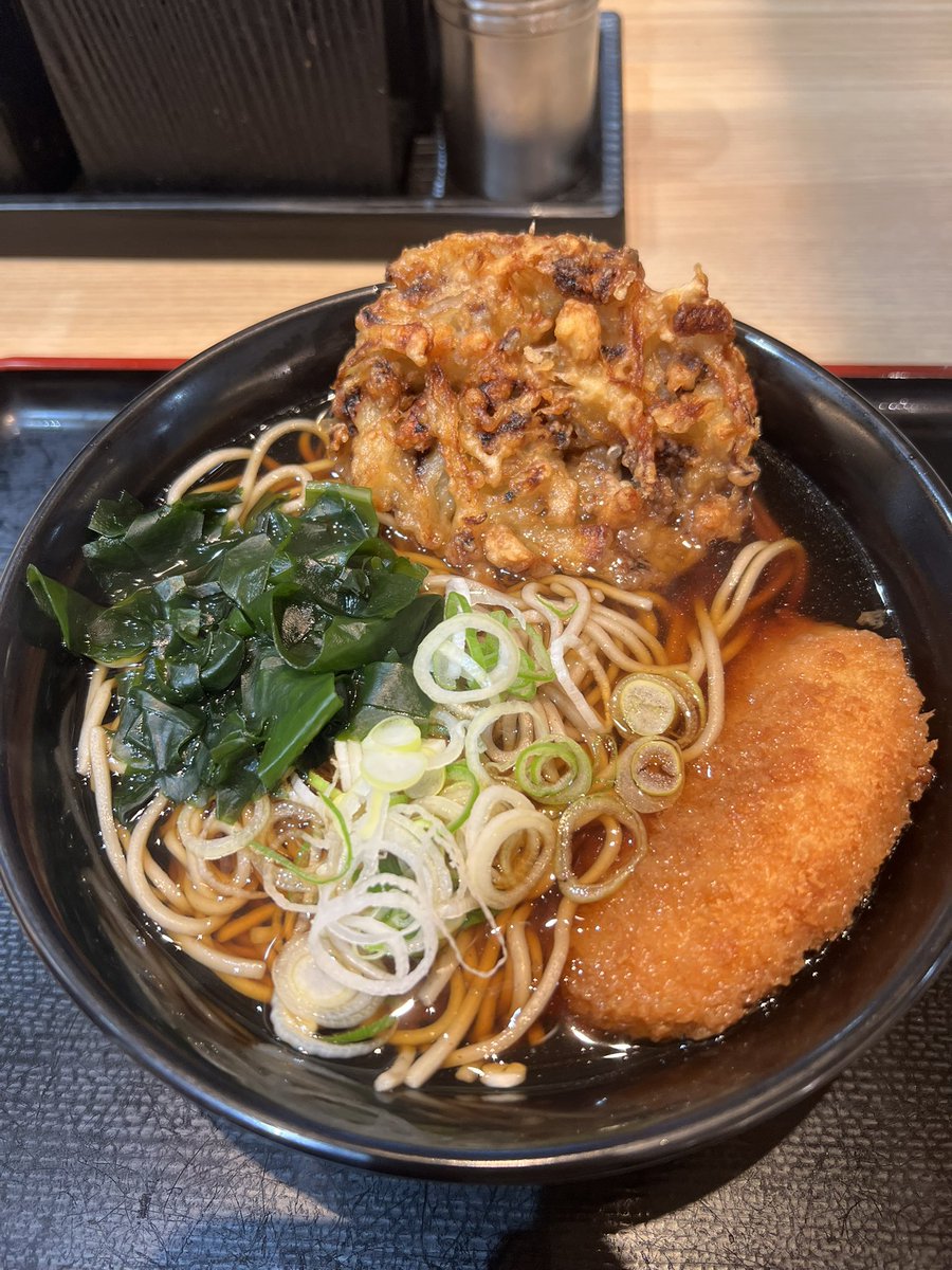 hebenoleke's tweet photo. 本日のランチ。ゲソ天&amp;コロッケそば
#富士そば 
#ゲソ天そば 
#コロッケトッピングは欠かせない https://t.co/kwszdoGRO6