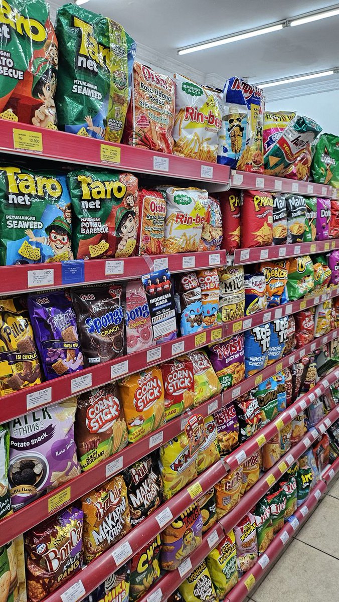 ratjunmuu's tweet image. STOP BUANG WAKTU BENGONG DI RAK JAJAN 😭

Siapa yang tiap ke Alfamart/Indomaret muter 3 kali tapi ujung-ujungnya nggak yakin mau beli apa?

Sini. Aku spill jajanan yang BENERAN enak biar kamu nggak salah pilih lagi.,