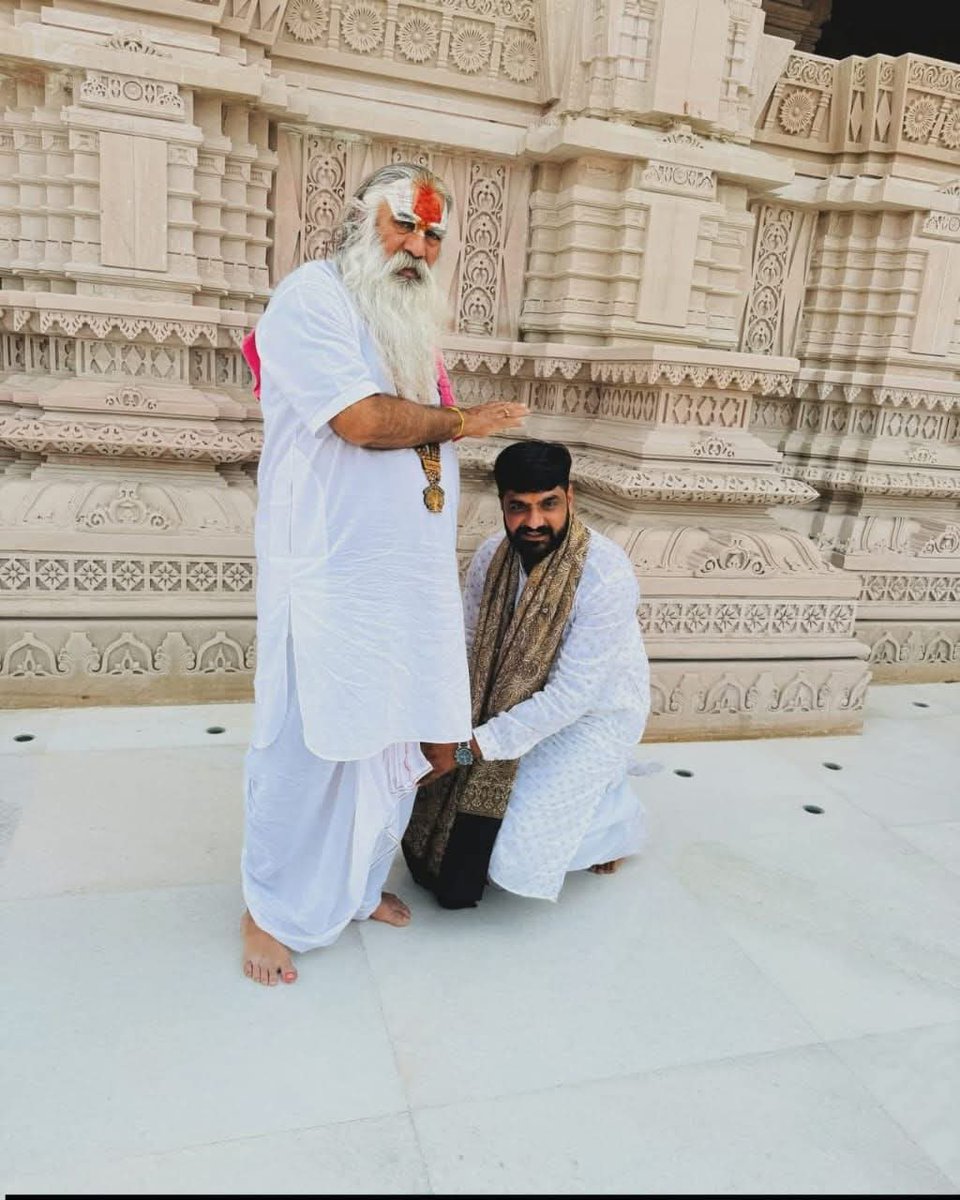 JivrajAal's tweet photo. પ.પૂ. ધ.ધૂ. શ્રી મહામંડલેશ્વર શ્રી શ્રી ૧૦૦૮ શ્રી કનીરામદાસજી બાપુના પાવન આશીર્વાદ થી રબારી સમાજની પવિત્ર ગુરૂગાદી — શ્રી વડવાળા મંદિર, દુધરેજ ધામ ખાતે લઘુમહંત તરીકે પરમ પૂજ્ય શ્રી નાગરદાસજી બાપુની સત્તાવાર જાહેરાત કરવામાં આવી છે.

આ પવિત્ર નિમણૂક સમગ્ર સમાજ માટે ગૌરવ, આધ્યાત્મિક શક્તિ અને સંસ્કારની નવી દિશા આપનાર બની રહે તેવી હાર્દિક શુભકામનાઓ.

ભગવાન શ્રી વડવાળા દેવ તથા ગુરૂવરના આશીર્વાદ સર્વે પર વરસતા રહે તેવી પ્રાર્થના. 🙏
@vadwaladudhrej