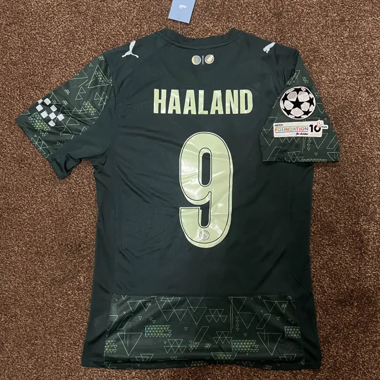 ⚽️Manchester City 2025/26 fourth kit Buy the same product at👉（ADJERSEY.COM）   

  I couldn’t be happier with this football shirt. The shirt quality is top notch with no loose stitching at all. The sizing and fit is perfect.