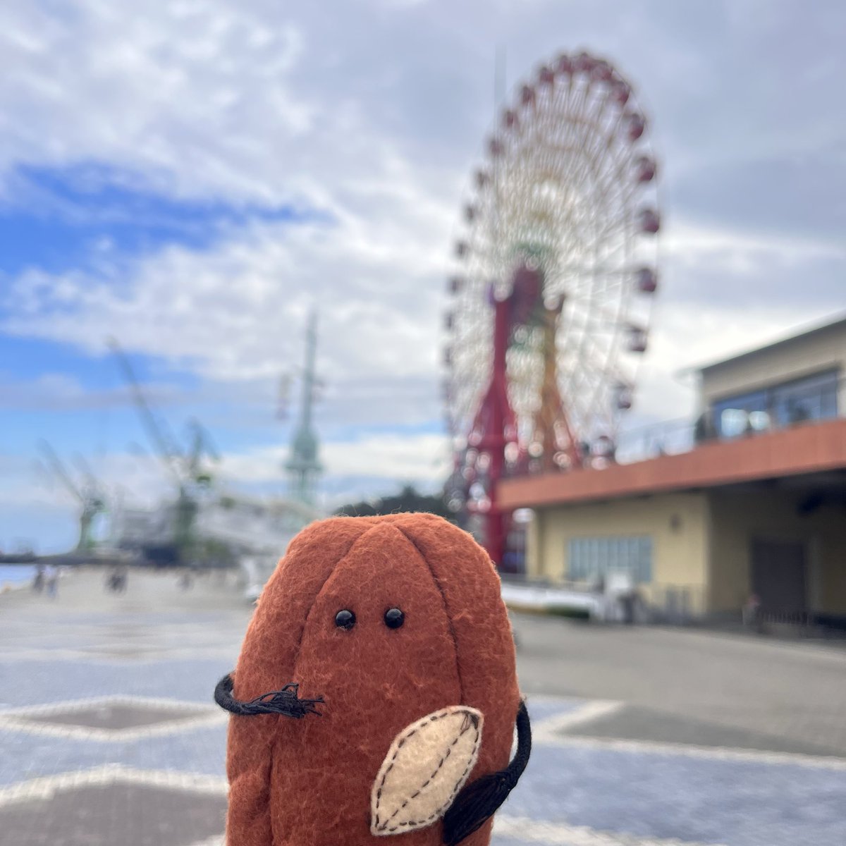 こんにち太郎🍯🥜

社員旅行の最初の目的地は…
神戸のメリケンパークだったよ〜🌟

雲が分厚かった☁️😅
あっという間の散策時間だったな！

#はちみつ太郎