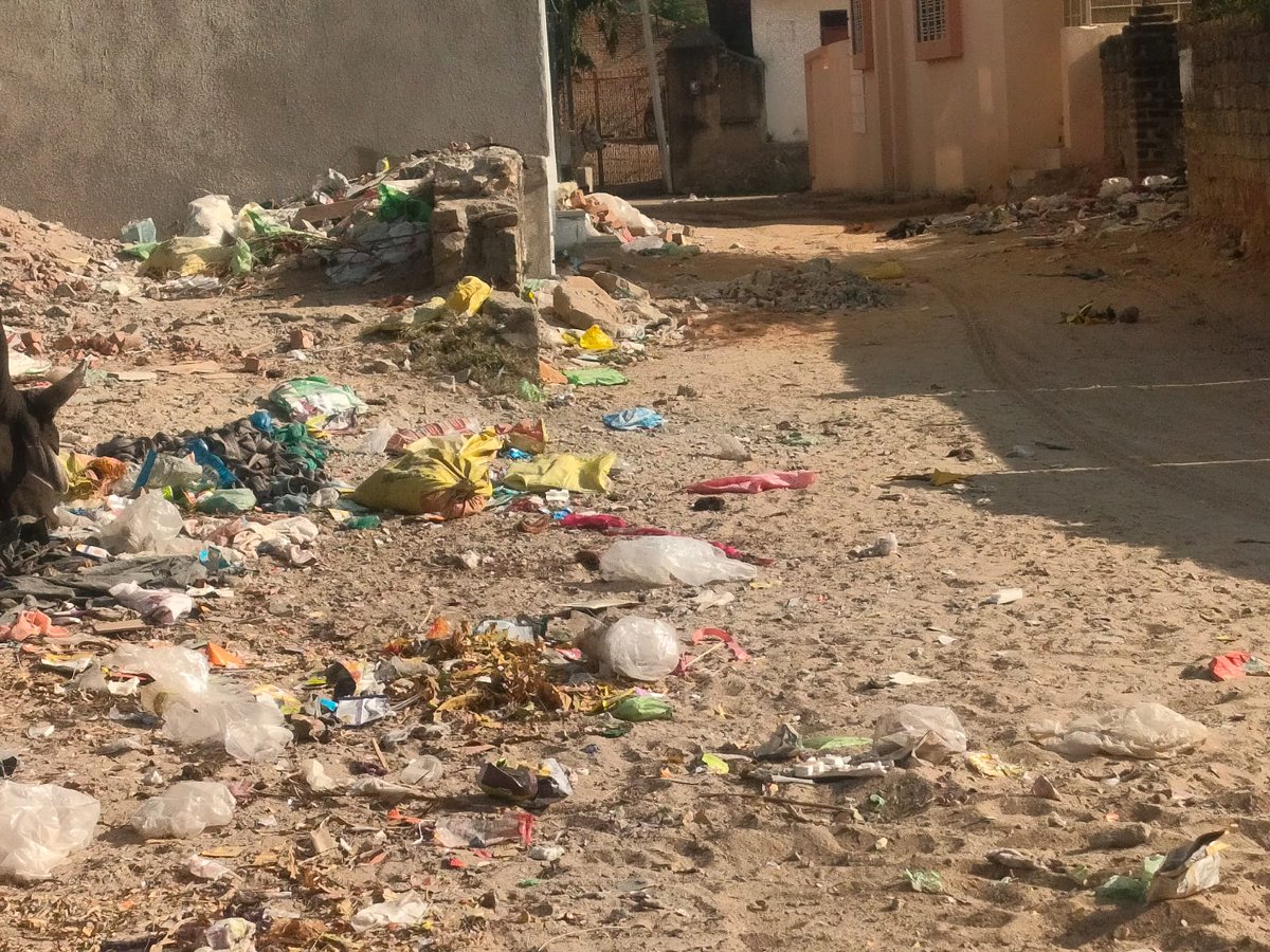 news21national's tweet image. #Mandar : नियमित सफाई के अभाव में मुख्य मार्ग पर फैली गंदगी

#MandarNews #CleanlinessIssue #MunicipalNegligence #PublicProblem #Ward11 #CivicIssue #News21 #News21National