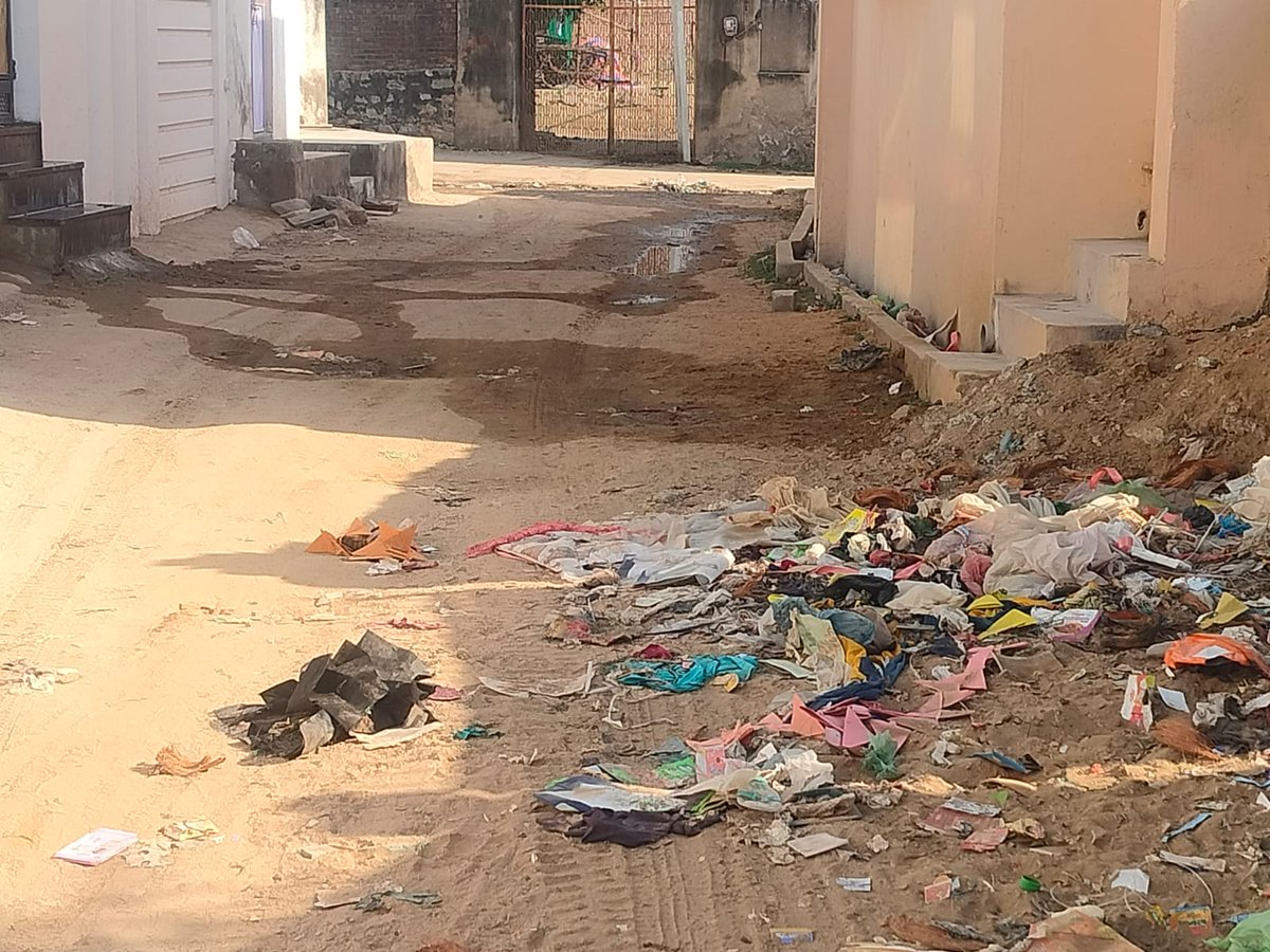 news21national's tweet image. #Mandar : नियमित सफाई के अभाव में मुख्य मार्ग पर फैली गंदगी

#MandarNews #CleanlinessIssue #MunicipalNegligence #PublicProblem #Ward11 #CivicIssue #News21 #News21National