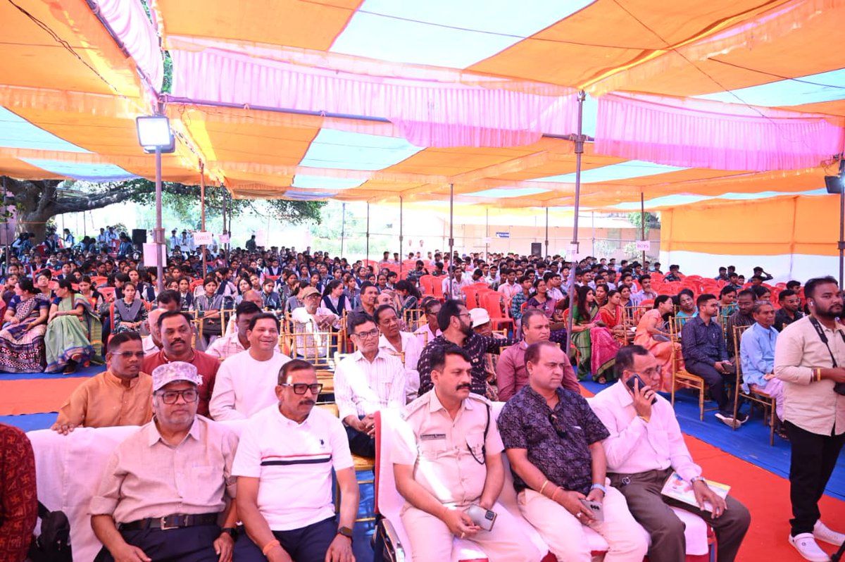 KVSinghDeo1's tweet image. ଆଜି ବଲାଙ୍ଗିର ପାଟଣାଗଡ଼ର ପ୍ରତିଷ୍ଠିତ ଜବାହରଲାଲ କଲେଜର ବାର୍ଷିକ ଉତ୍ସବରେ ଯୋଗଦେଇଥିଲି।କଲେଜ ପରିସରଟି ଆଜି ବେଶ୍ ଉତ୍ସବମୁଖର ଥିଲା। ଛାତ୍ରଛାତ୍ରୀଙ୍କ ମଧ୍ୟରେ ଥିବା ଉତ୍ସାହ ପରିଲକ୍ଷିତ ହେଉଥିଲା।

କଲେଜର ବାର୍ଷିକ ଉତ୍ସବ କେବଳ ଏକ କାର୍ଯ୍ୟକ୍ରମ ନୁହେଁ, ବରଂ ଏହା ସ୍ମୃତିର ଏକ ସମାହାର।

#annualfunction
#patnagarh