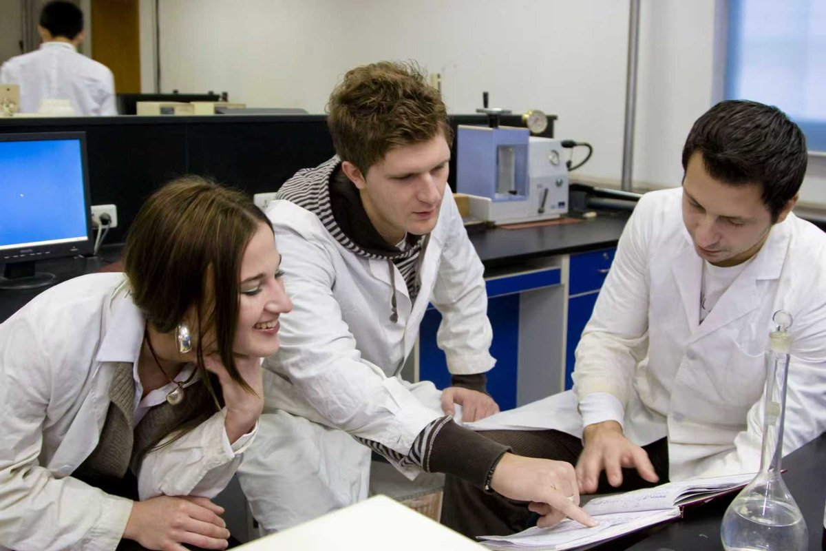 Tsinghua_Uni's tweet image. Research experience abroad? Apply for the 2026 Tsinghua Global Research Program from Feb 24–Mar 31, 2026. Join Tsinghua to get hands-on lab work &amp;amp; 1-on-1 faculty mentoring in AI, energy, life sciences, manufacturing, and global collaboration. More: bit.ly/3YNRIPM