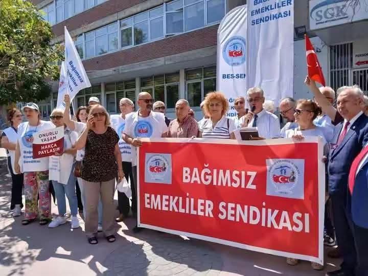 Mehmetz92800380's tweet photo. TAGIMIZ
👇
#Emeklileriyoksayamazsız

Yıllarca prim ödeyenin hakkını gasp edip tabanda eşitlemek adalet değil, bu bir Emek gasbıdır

Emeklinin cebinden elinizi çekin 
Emekli aç 
Emekli yoksul
Emekli perişan 
Bu kabul edilir bir durum değildir 
Hakkımız olanı alacağız 
BES-SEN https://t.co/RX6ajIjkis